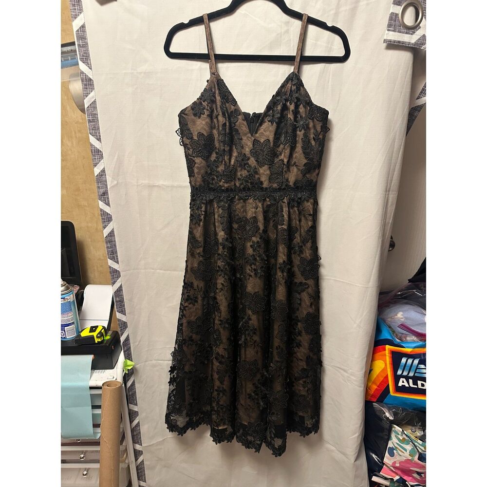 Dress The Population Tahani Floral Embroidered Fit & Flare Midi Dress Size Small